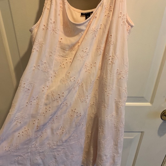 Torrid Blush Eyelet Lined Crepe MIDI Dress Size 00 - Picture 7 of 7